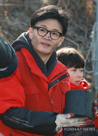 연탄 나눔 봉사 나선 한동훈 비대위원장