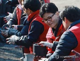 연탄 나눔 봉사 나선 한동훈 비대위원장