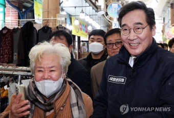 목포 동부시장 찾은 이낙연 공동대표