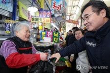 전통시장 물품 구매하는 이낙연 공동대표