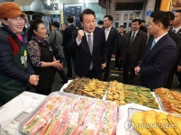 尹대통령, 설 앞두고 중곡제일시장 찾아 한과·떡 구매