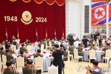 건군절 76주년 기념 경축연회에 참석한 김정은과 딸 주애