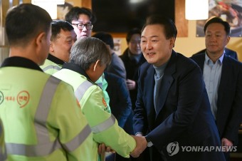 설 연휴 환경공무관들과 인사하는 윤석열 대통령