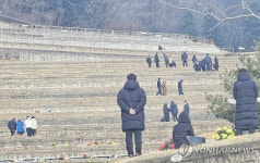 설날 춘천안식공원 찾은 성묘객들
