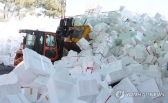 설 연휴에도 분주한 재활용센터
