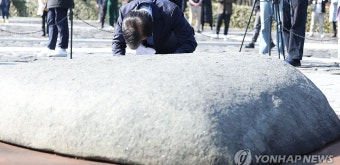 조국 전 장관, 노무현 전 대통령 묘역 참배