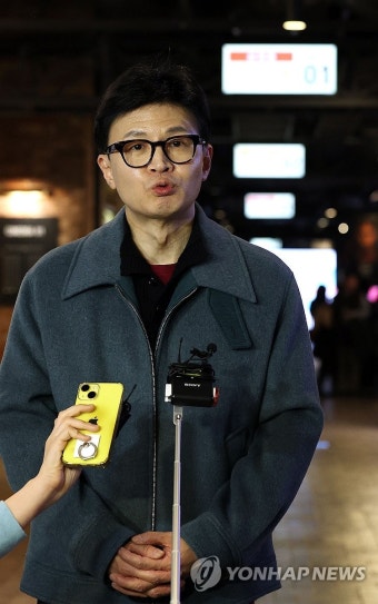 '건국전쟁' 관람 마치고 인터뷰하는 한동훈