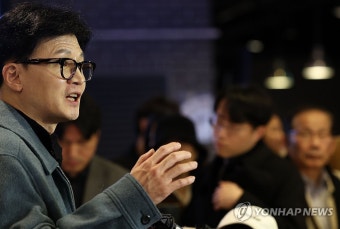 '건국전쟁' 관람 후 질문 답하는 한동훈