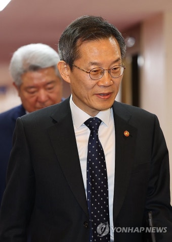 국무회의 참석하는 이종호 장관