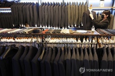 수원시, 면접 정장 빌려주는 '청나래' 사업 운영