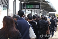 병원 셔틀버스 정류장 앞에 놓인 대기줄