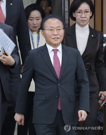 회의 참석하는 윤재옥 원내대표