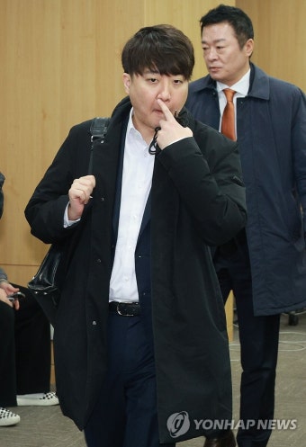 입장하는 이준석 공동대표