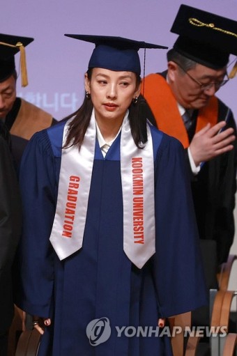 국민대 졸업식 참석한 이효리
