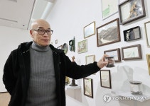 작품 설명하는 김을 작가
