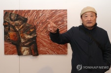 작품 설명하는 김진열 작가