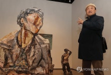 작품 설명하는 김진열 작가