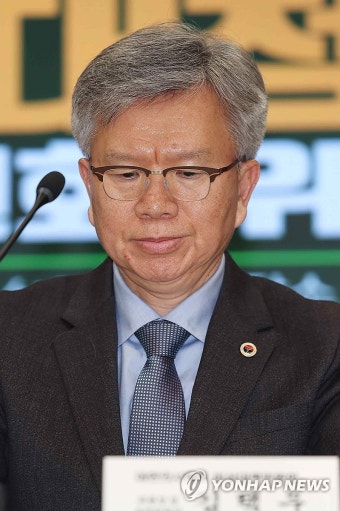 생각에 잠긴 김택우 의협 비대위원장