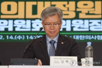 생각에 잠긴 김택우 의협 비대위원장