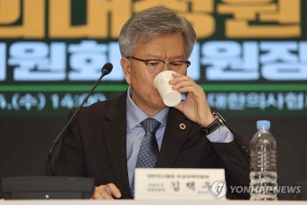물 마시는 김택우 의협 비대위원장