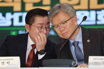 박명하 서울시의사회장과 대화나누는 김택우 의협 비대위원장