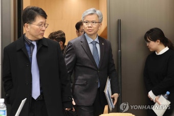 회견장 들어오는 김택우 의협 비대위원장