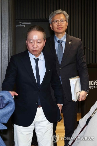 회견장 떠나는 김택우 의협 비대위원장