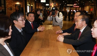 '건국전쟁' 김덕영 감독과 대화하는 윤재옥 원내대표