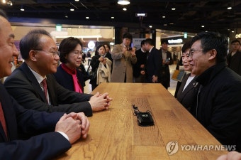 '건국전쟁' 김덕영 감독과 대화하는 윤재옥 원내대표