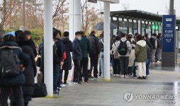 서울 시내 대형 종합병원 셔틀버스 기다리는 시민들