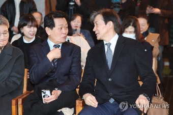 '조국신당' 창준위 출범식서 대화하는 조국-은우근