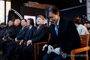 창준위 출범식서 인사하는 조국