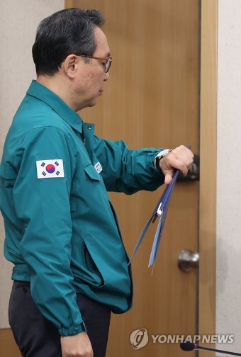 시계 보는 박민수 차관