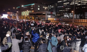 대통령실 앞으로 모인 의사들