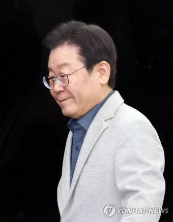 회의 참석하는 이재명 대표