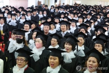 애국가 부르는 청암중고등학교 졸업생들