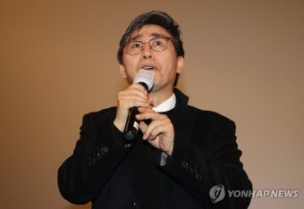 무대 인사하는 영화 '건국전쟁'의 김덕영 감독