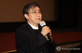 무대 인사하는 영화 '건국전쟁'의 김덕영 감독