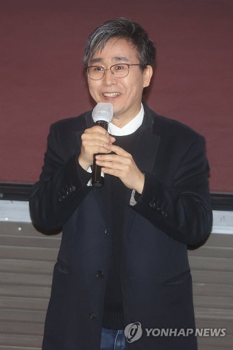 무대 인사하는 영화 '건국전쟁'의 김덕영 감독