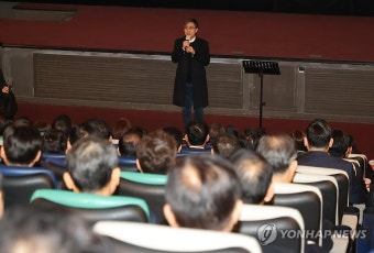 무대 인사하는 영화 '건국전쟁'의 김덕영 감독