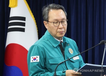 브리핑실 들어서는 박민수 차관