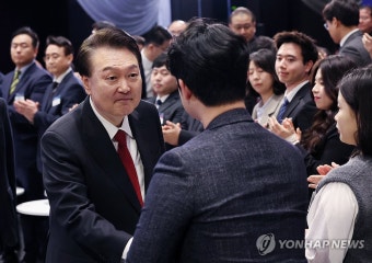 윤석열 대통령, 과학분야 민생토론회 참석자와 인사