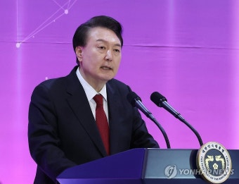 '미래 과학자와의 대화' 격려사 하는 윤석열 대통령