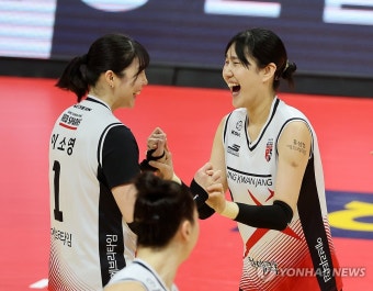기뻐하는 염혜선과 이소영