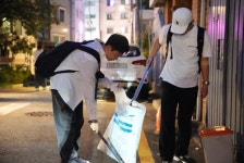 샤로수길 뒤덮은 유흥 전단, 학우들 모아 싹 주운 서울대생