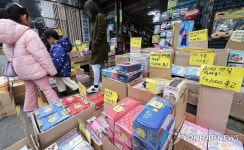 신학기 앞두고 문구·완구 도매시장 찾은 시민들