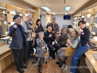 유인촌 장관, 연극 '고도를 기다리며' 출연진 격려