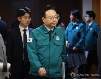 의사 집단행동 관계 장관회의 입장하는 조규홍 보건복지부 장관