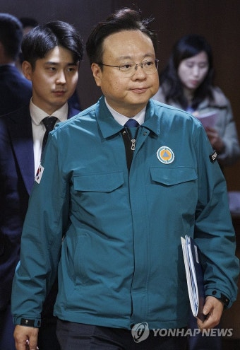 의사 집단행동 관계 장관회의 입장하는 조규홍 복지부 장관