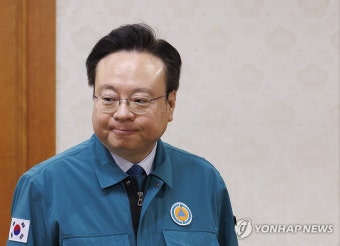 의사 집단행동 관계 장관회의 입장하는 조규홍 복지부 장관